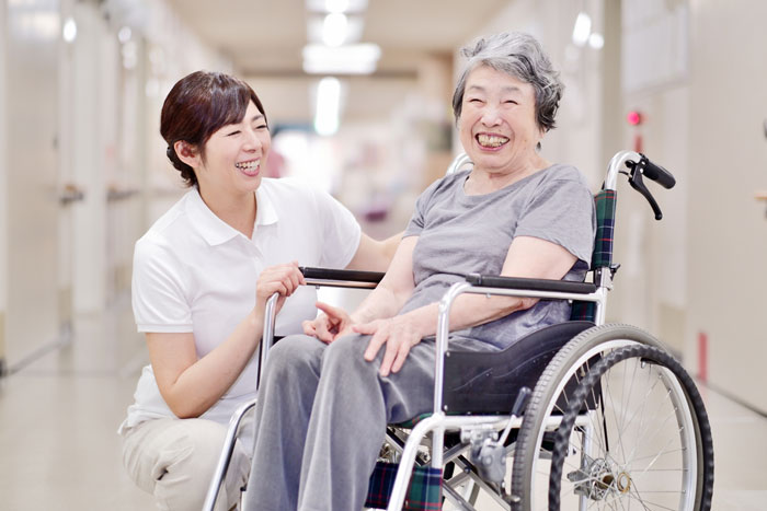 笑顔の介護士と利用者
