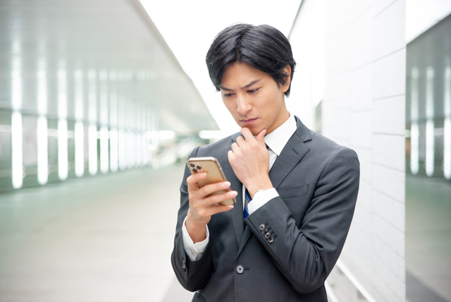 悩んでいる男性
