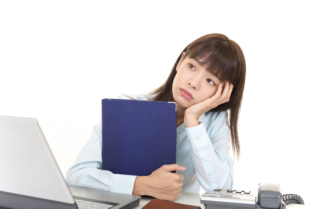 悩んでいる女性