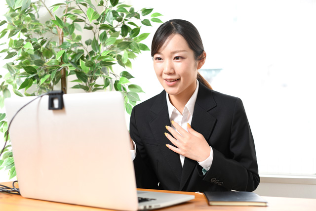 オンライン面接を受ける女性
