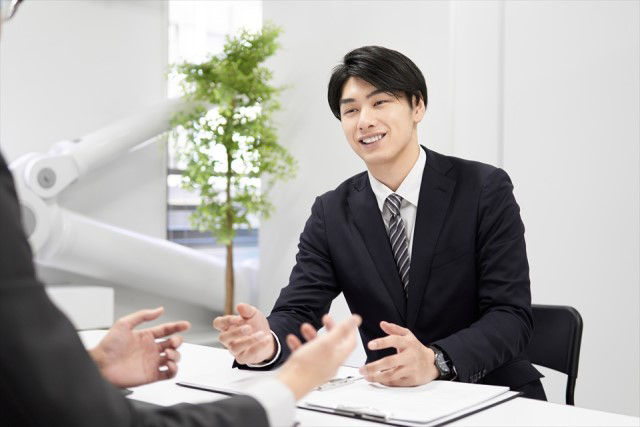 相談している男性